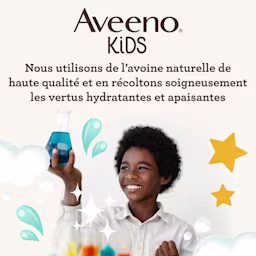 Enfant souriant tenant dans sa main un bécher contenant un liquide bleu