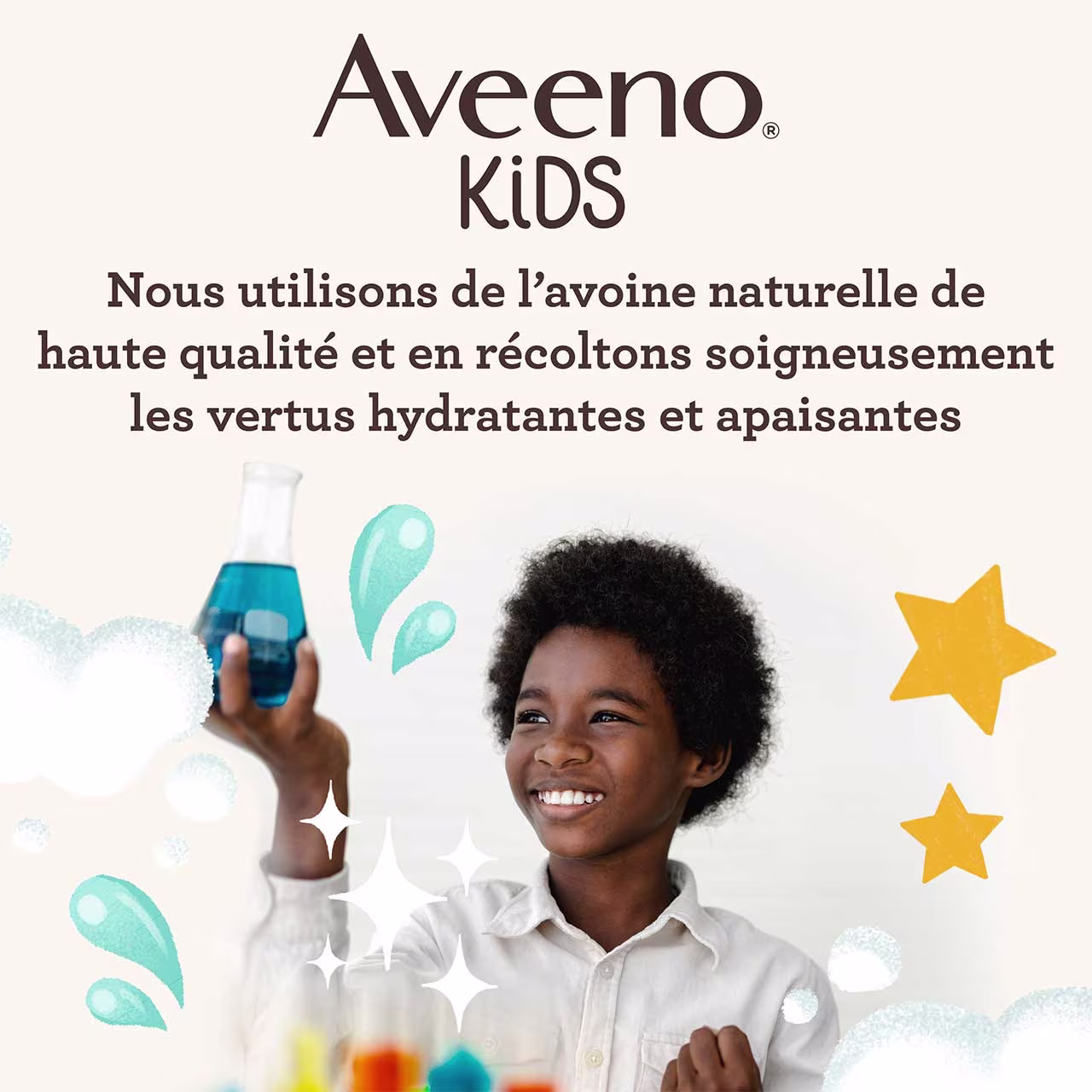 Enfant souriant tenant dans sa main un bécher contenant un liquide bleu