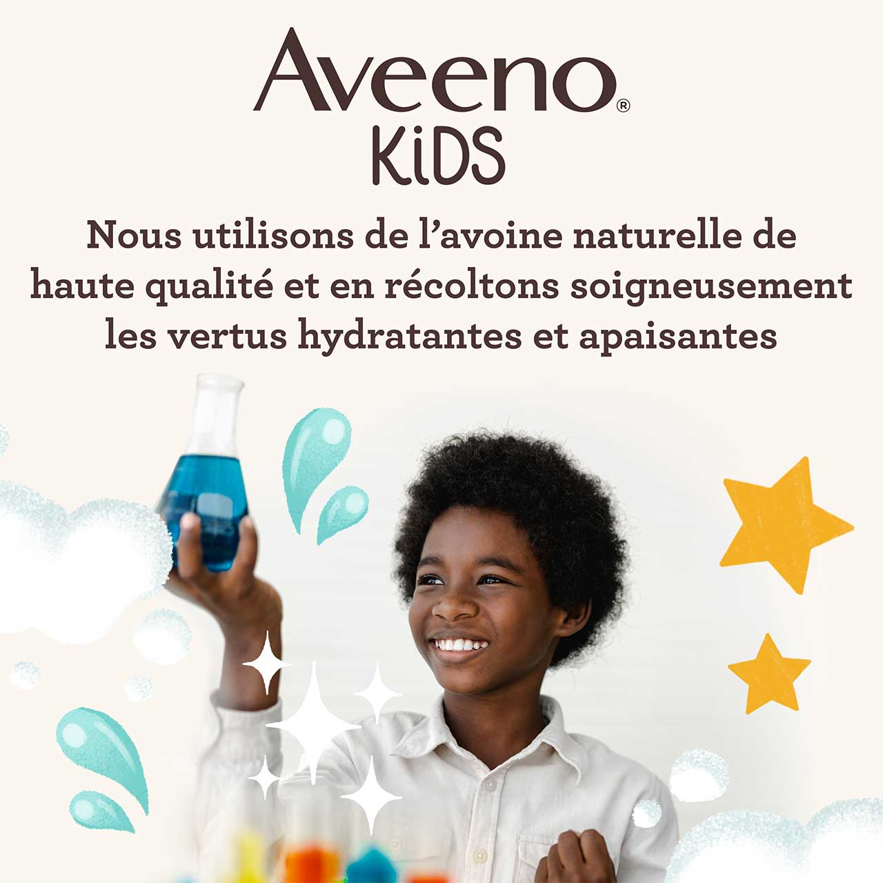 ave kids key ingredients claim fra Enfant souriant tenant dans sa main un bécher contenant un liquide bleu