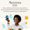 ave kids key ingredients claim fra Enfant souriant tenant dans sa main un bécher contenant un liquide bleu