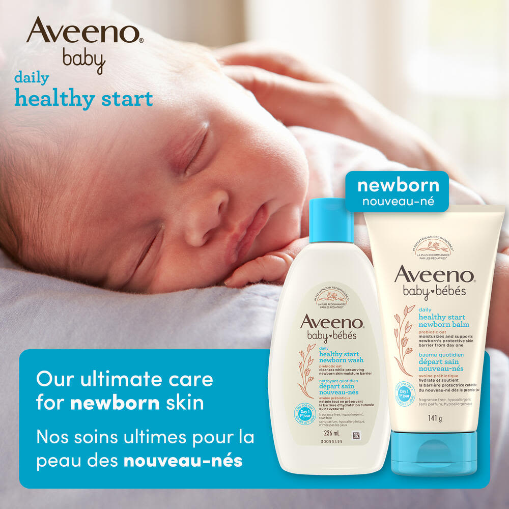 Photo de face du nettoyant et du baume Départ sain pour nouveau-nés Aveeno® Bébés, avec un bébé qui dort en arrière-plan