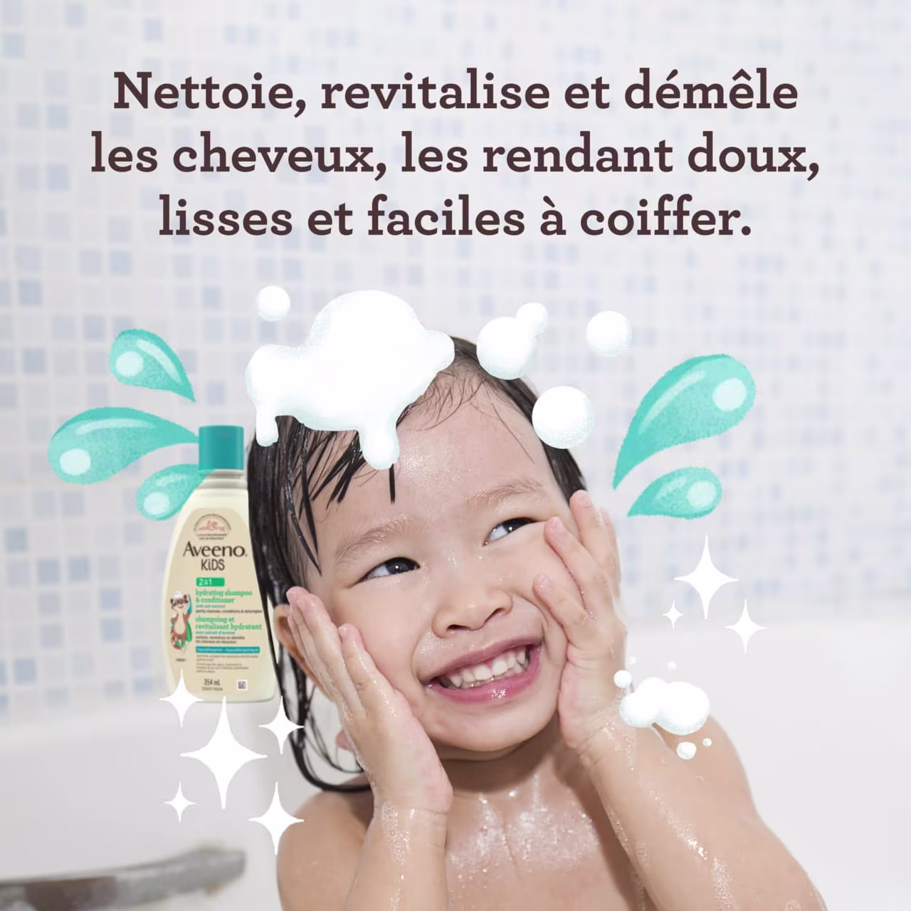 Jeune enfant souriant dans son bain qui utilise le shampoing et revitalisant hydratant AVEENO® Kids