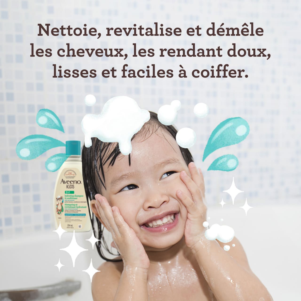 ave kids 2in1 shampooconditioner 02 fra Jeune enfant souriant dans son bain qui utilise le shampoing et revitalisant hydratant AVEENO® Kids