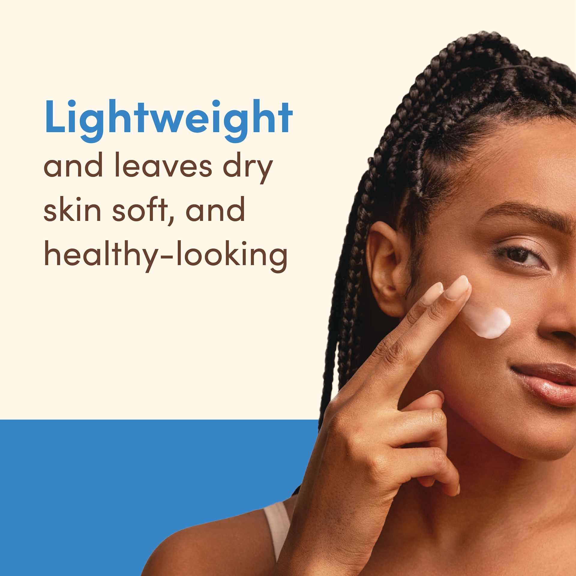 Une jeune femme appliquant une lotion pour le visage sur son visage