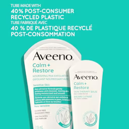 Tube de l'exfoliant avec APH Aveeno Calm + Restore, et tube du baume cutané Aveeno Calm + Restore
