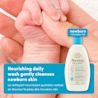 Photo de face d’un flacon compressible de nettoyant Départ sain pour nouveau-nés Aveeno® Bébés, 236 ml, avec la main d’un bébé tenant la main de sa mère en arrière-plan