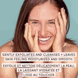 Image d'une femme souriante, accompagnée d'un texte indiquant que le produit exfolie et nettoie délicatement la peau.