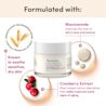 Photo du devant du pot de crème régénérante antiâge Calm + Restore AVEENO® avec les ingrédients d’avoine, de canneberges et de niacinamide