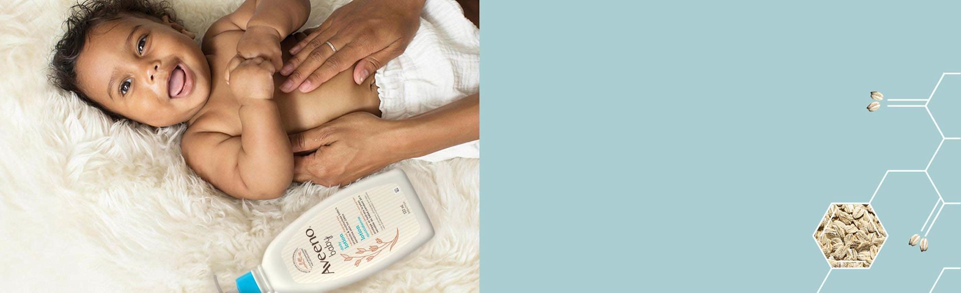 Un maman qui applique la lotion hydratante quotidienne AVEENO® BABY avec avoine colloïdale sur son bébé souriant