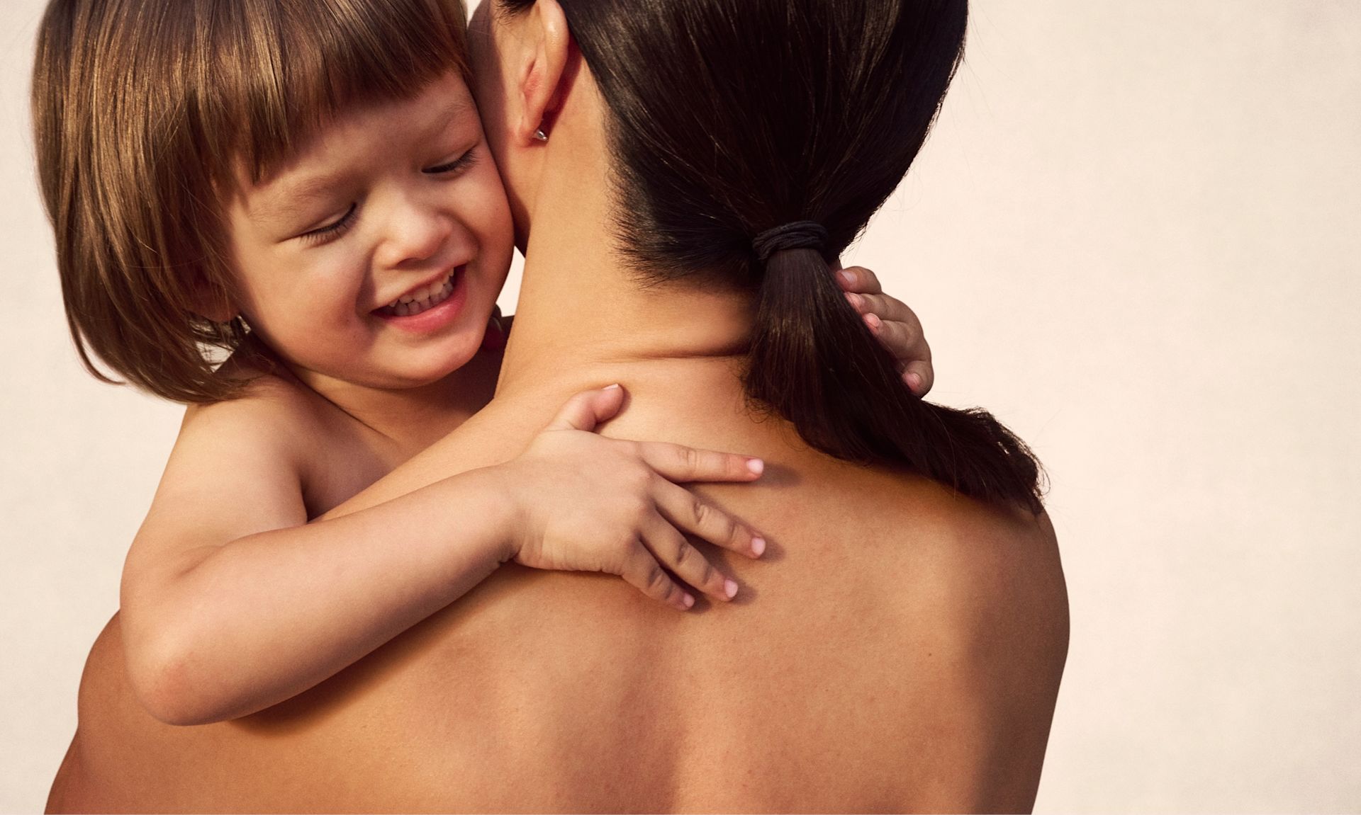 Image of a mother with her daughter in her arms, representing a moment of joy and connection