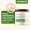 Vue avant de la crème hydratante quotidienne pour peaux sèches et sensibles AVEENO® à côté du logo de marque recommandée par les dermatologues avec un brin d’avoine
