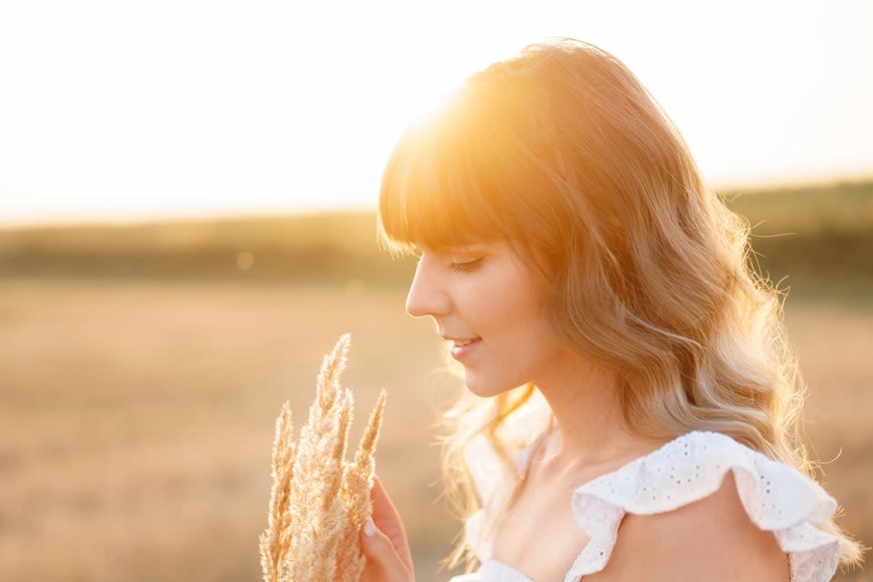 sideview of woman holding oats