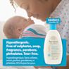 Photo de face d’un flacon compressible de nettoyant Départ sain pour nouveau-nés Aveeno® Bébés, 236 ml, avec une mère frottant son nez contre celui de son nouveau-né qui se trouve dans ses bras en arrière-plan