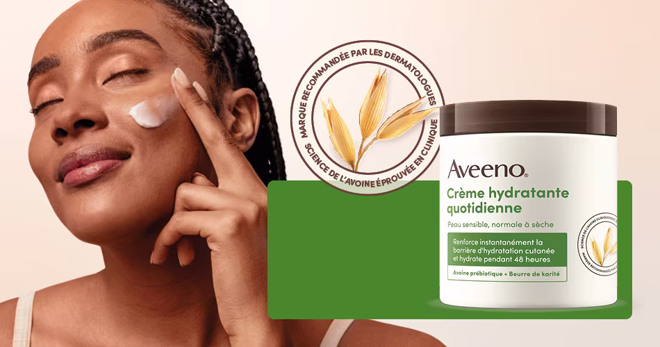 Femme souriante à côté d’un pot de la crème hydratante quotidienne Aveeno®