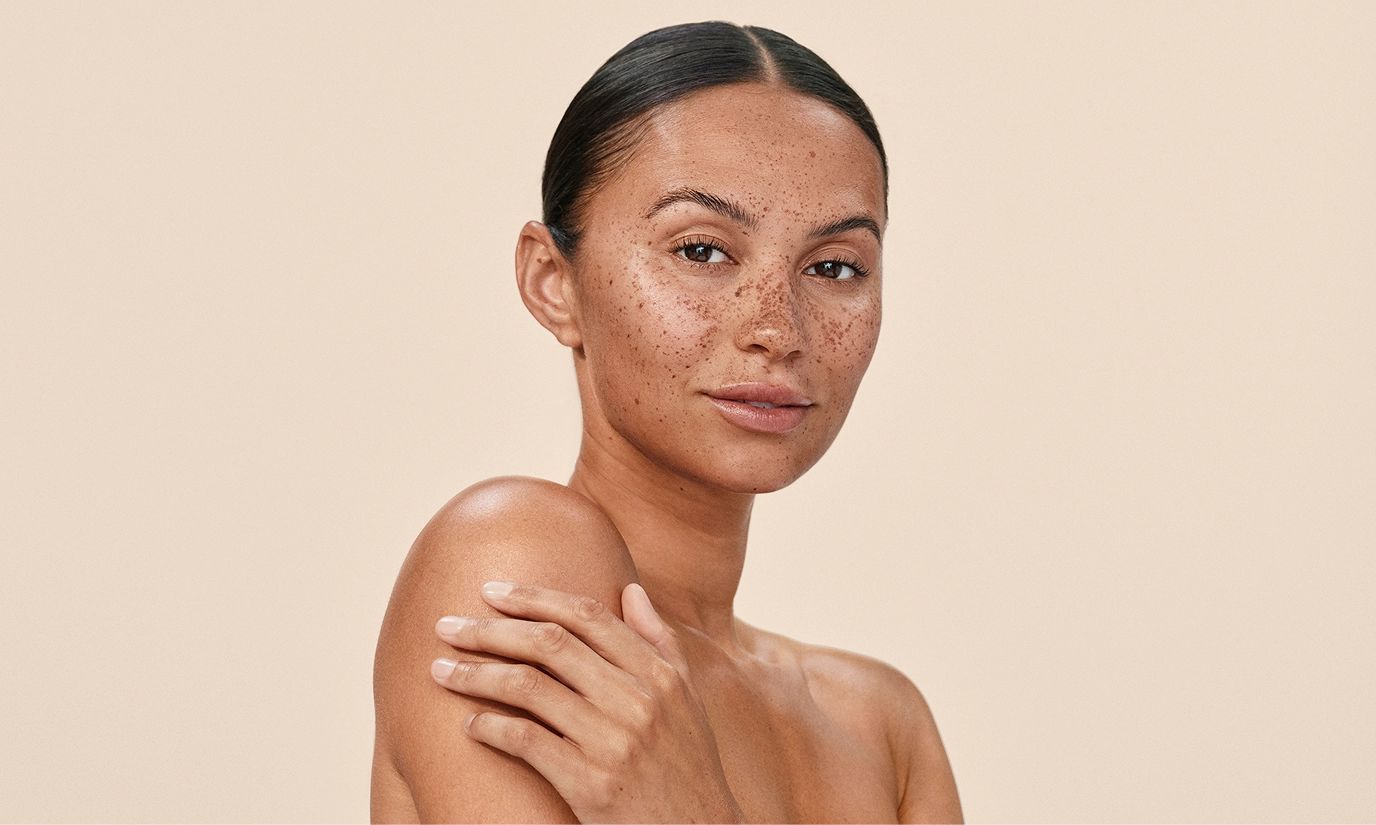 Image of a woman with freckles, highlighting her well-cared-for and radiant skin.
