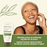 Photo d'une femme souriante, d'un tube de la crème pour le visage AVEENO® Hydratation quotidienne avec la mention : « Hydrate la peau sèche pendant 24 heures, preuves cliniques à l'appui. » 