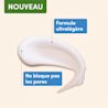Aveeno® Daily Moisturizing Face Lotion Ultra Lightweight - image 3 Traînée de lotion pour le visage sur fond rose