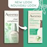 Un ancien et un nouveau flacon-pompe de 120 ml de l'hydratant quotidien Aveeno Clear Complexion, avec la mention : « Nouveau look »