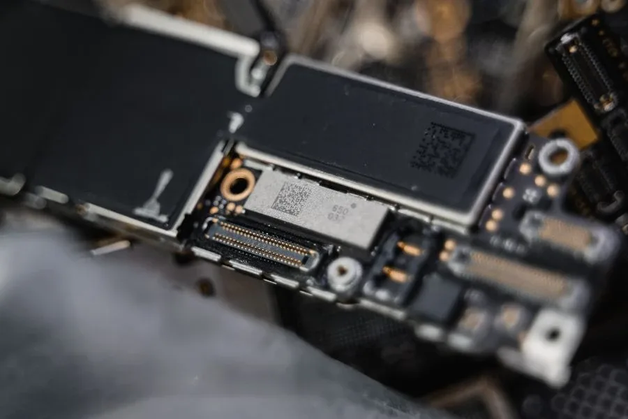 esim-chip-motherboard-hardware