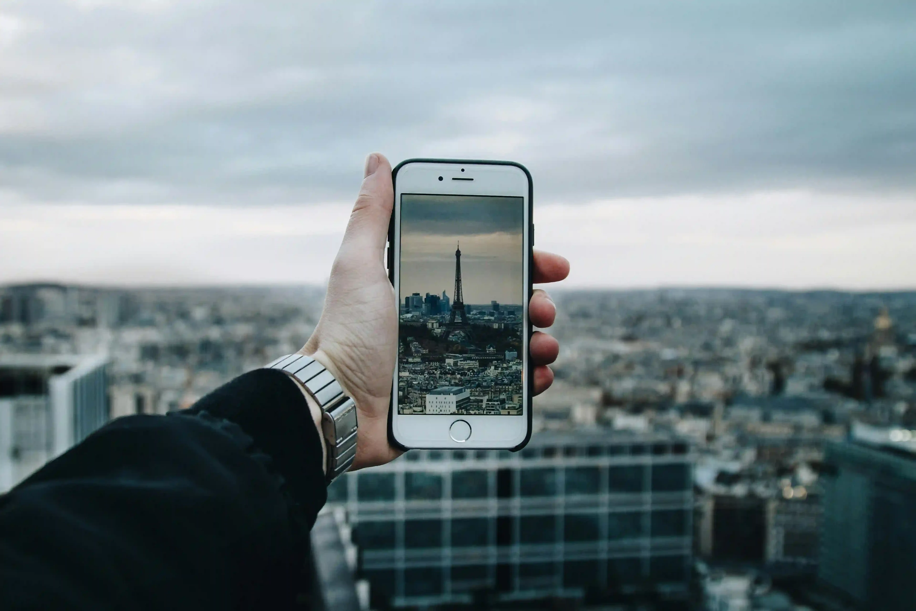 Una persona tomando una foto con un iphone