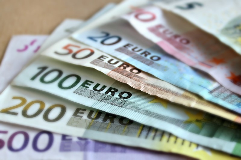 billets en euros posés sur une table