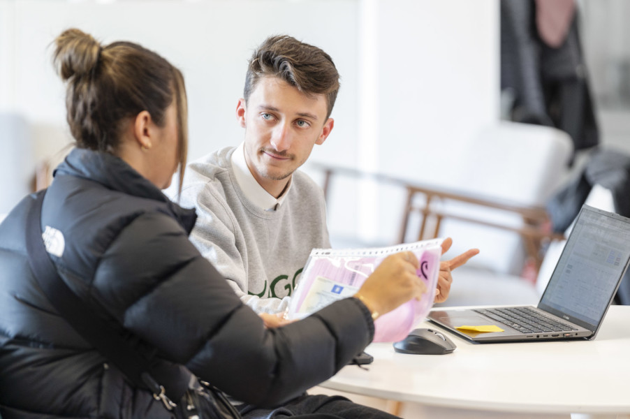 Un expert Yago assis à une table avec une cliente.