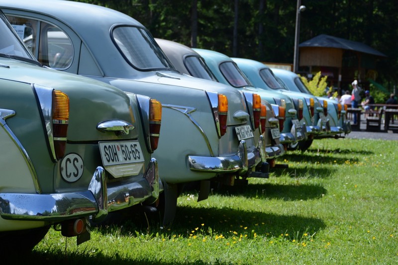 Exposition de vieilles voiture en extérieur