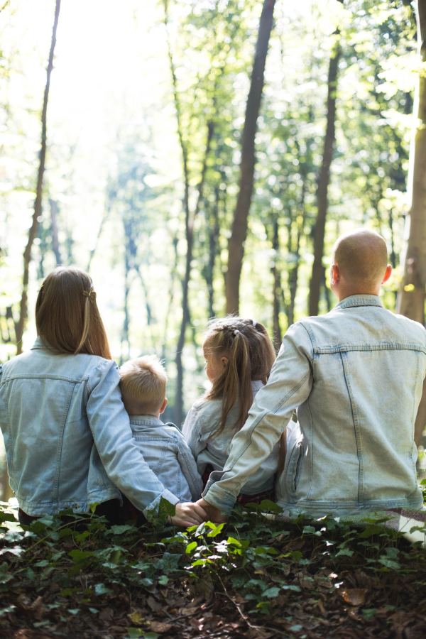 Famille assise dans la forêt