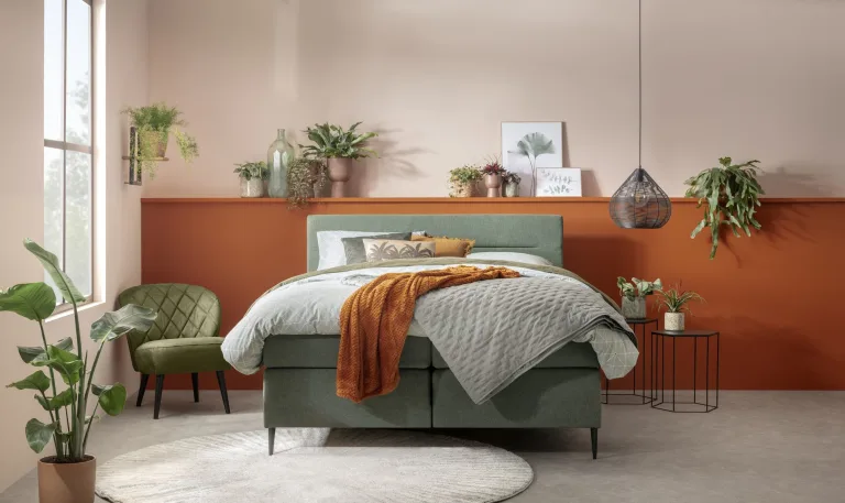 Chambre à coucher verte avec sommier tapissier