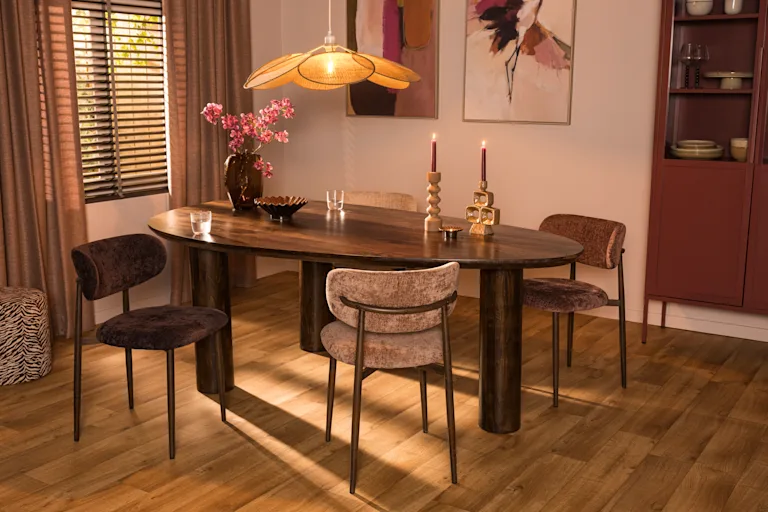 Eettafel Pebble met eetkamerstoelen