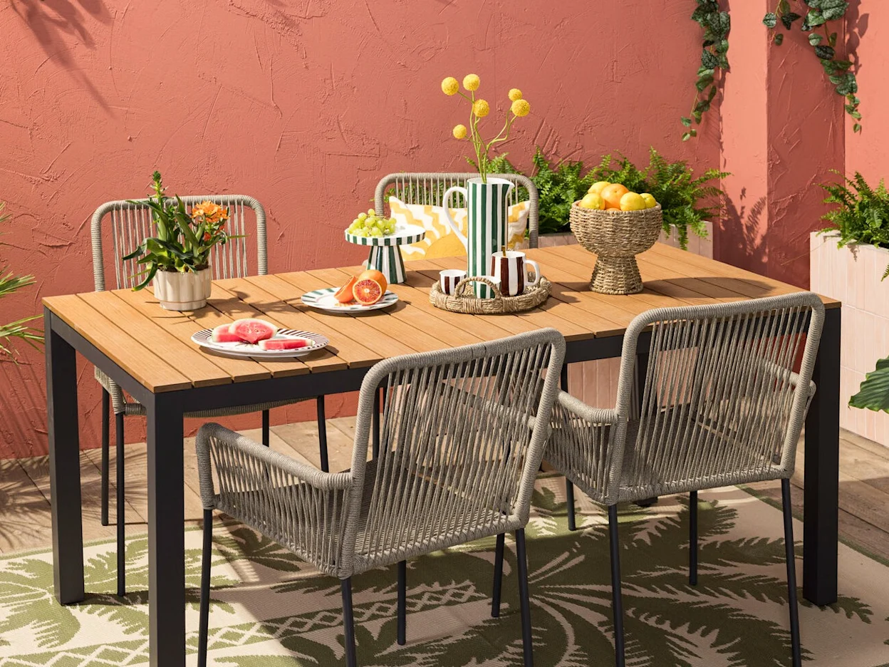 Tuintafel toulon zwart aangekleed ingezoomd 4:3