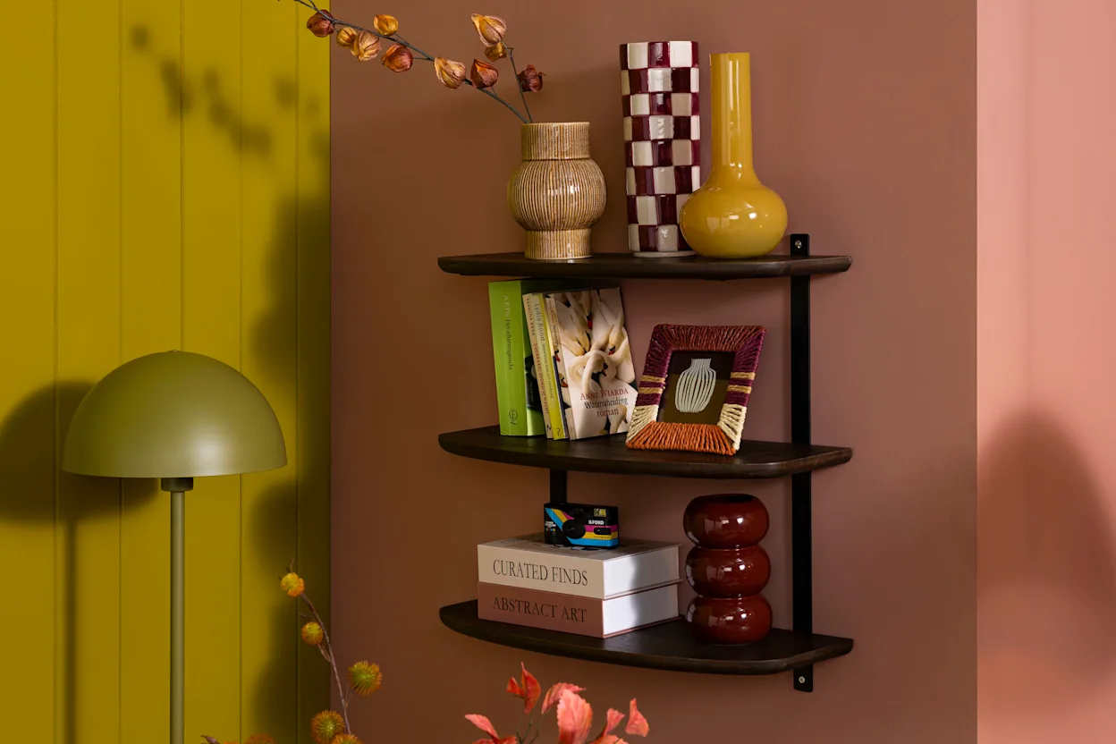 Wandrek met woonaccessoires