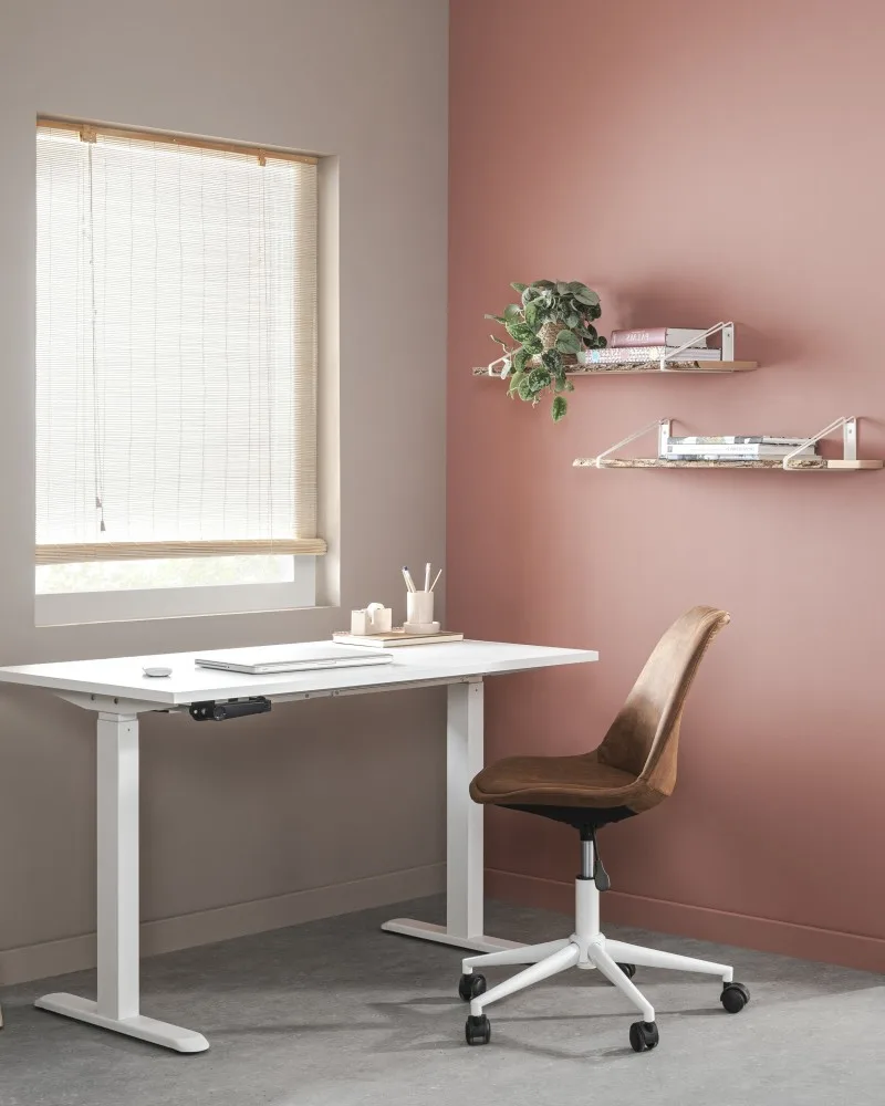 Details licht roze werkkamer met wit bureau