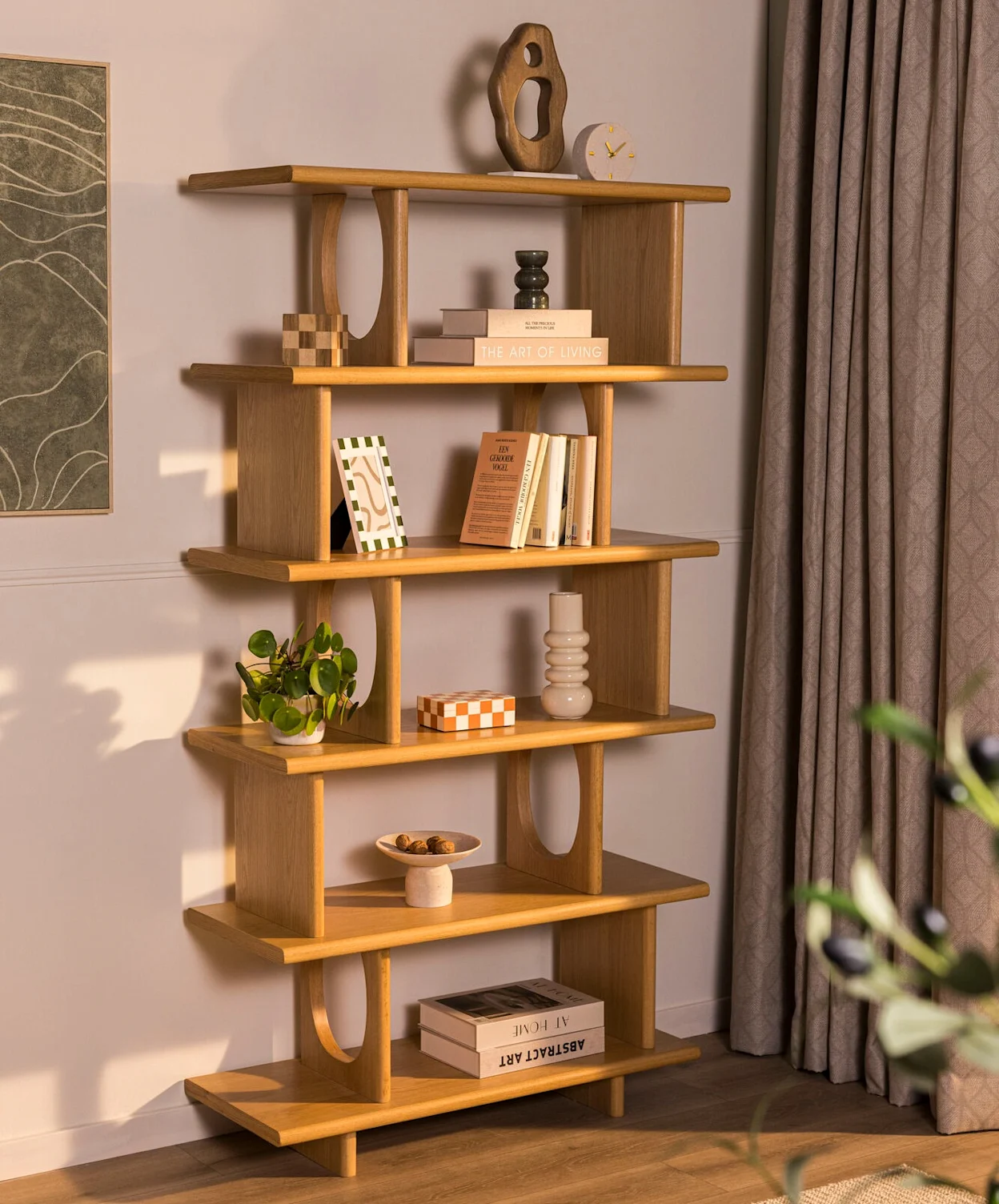Houten wandrek met woonaccessoires en boeken in een warme woonkamer.