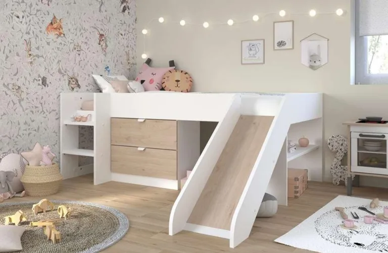 Chambre pour enfants avec lit bébé