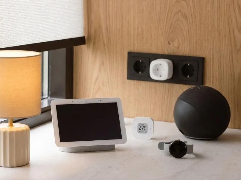 Verschillende smart home apparaten afgebeeld op een keukenblad