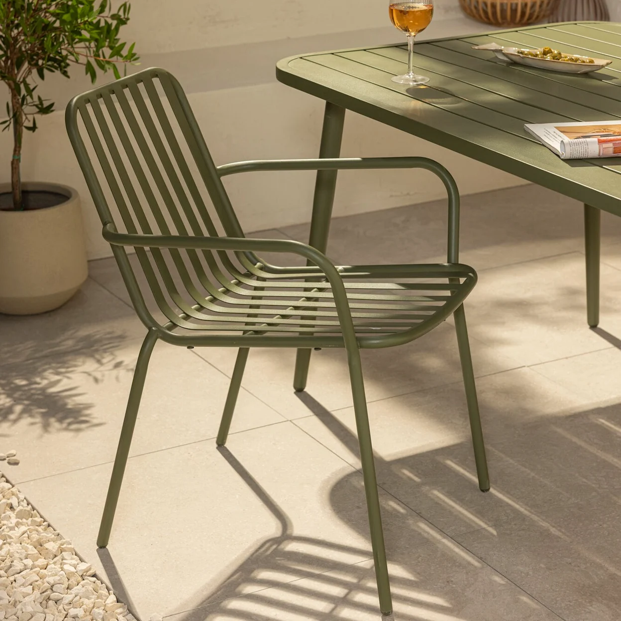 Advies - Tuinstoelen - Sfeerbeeld Stapelbare tuinstoelen - NL
