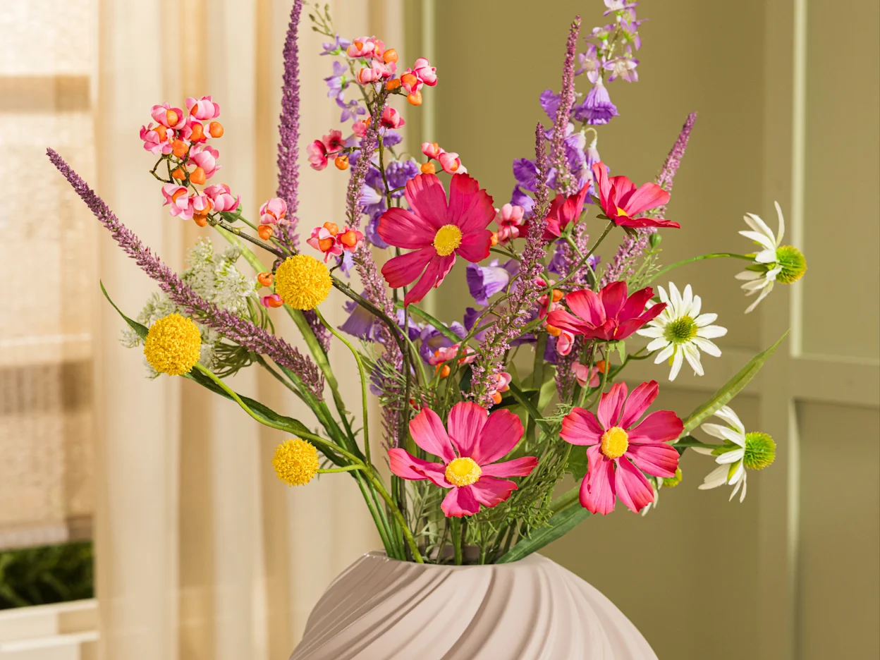 Vaas Noelle met kunstbloemen 