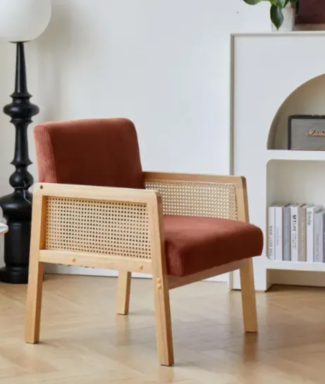 Fauteuil van rotan en terracotta stof