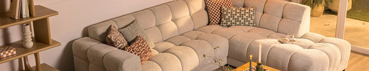 Beige bank met sierkussens