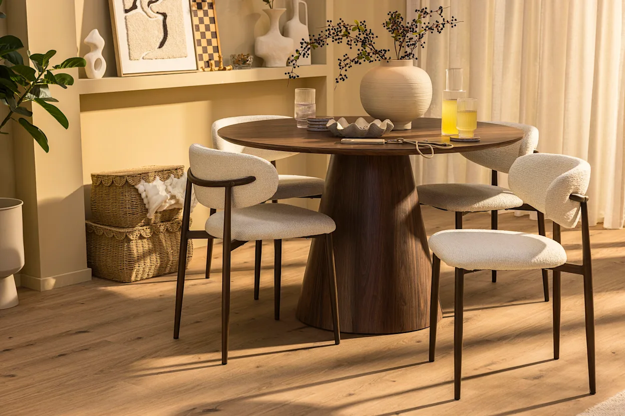 Eettafel met eetkamerstoelen