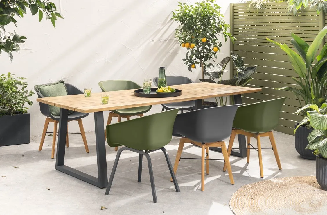 Table de salle à manger extérieure avec chaises vertes