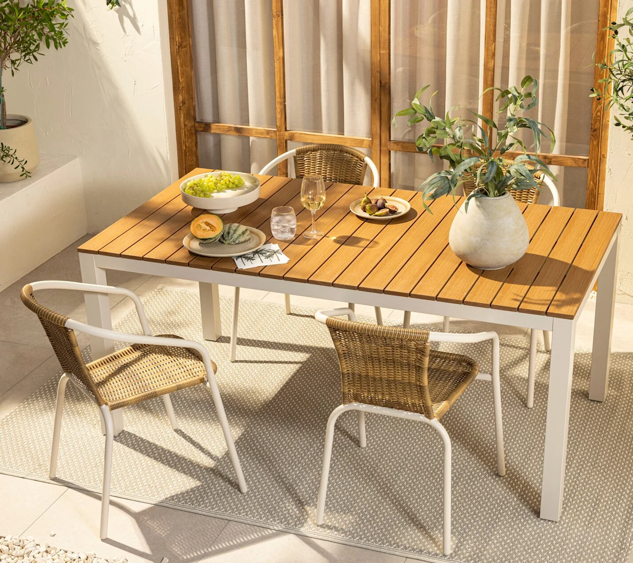 Tuintafel met tuinstoelen