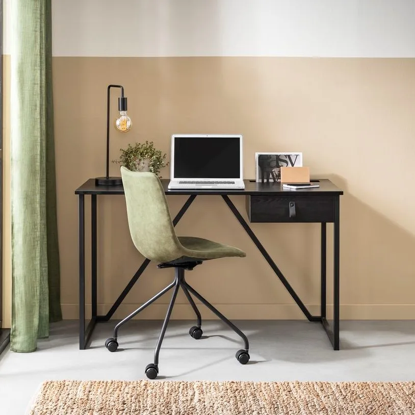 Werkplek - werkkamer - bureau - zwarte lamp - bureaustoel