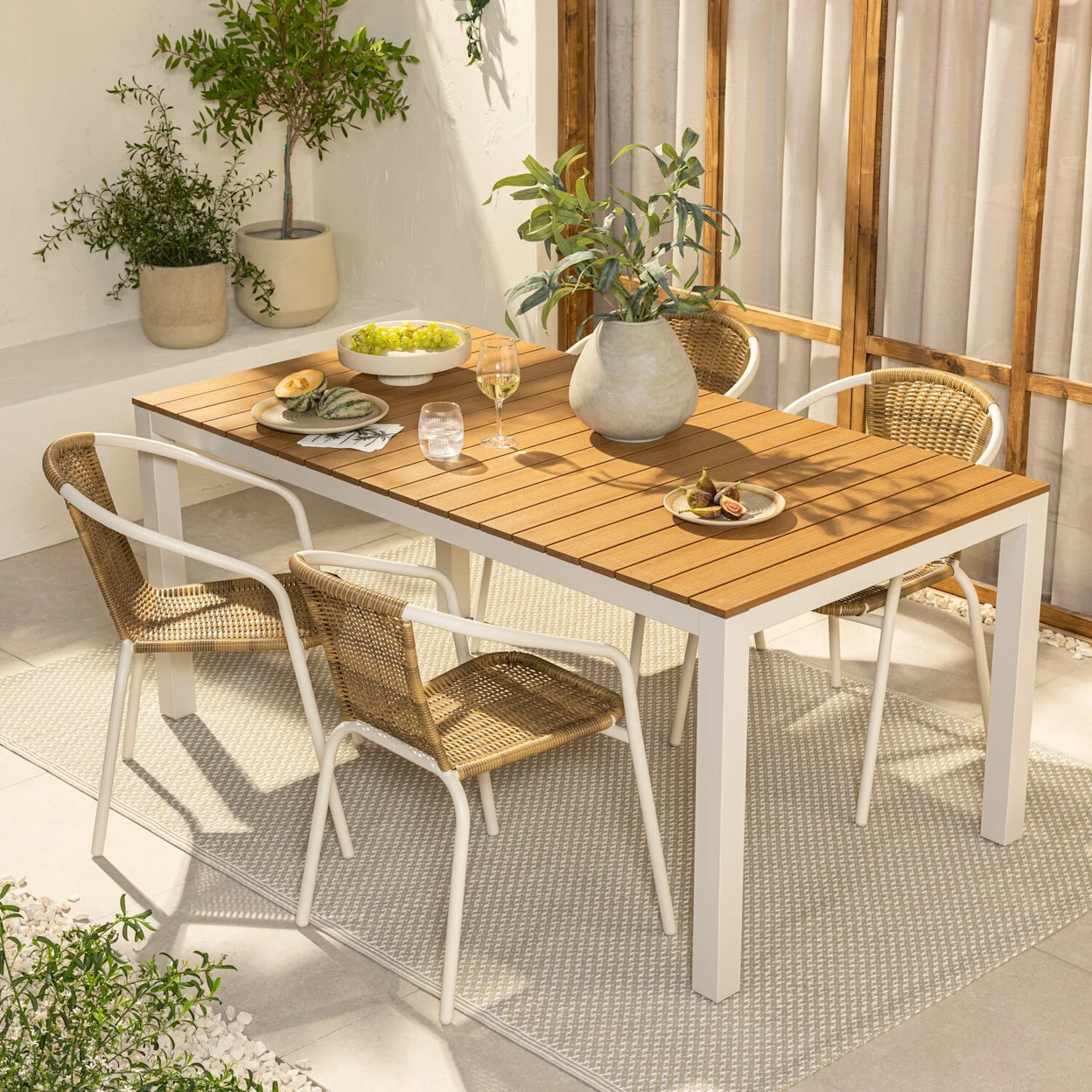 Minimalistische Japandi tuin met houten meubels en zandkleurige tinten