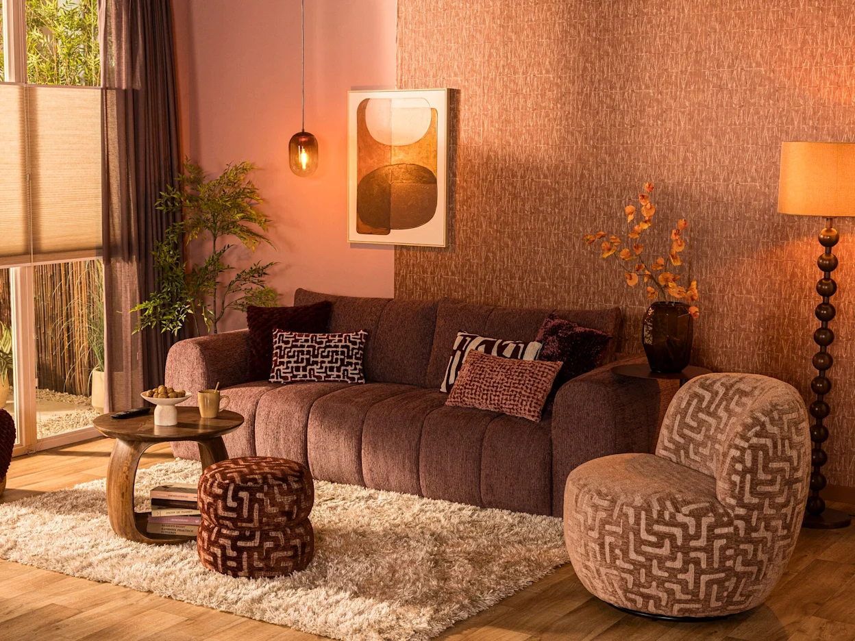 3-zitsbank Juliette in mauve in een sfeervol interieur in warme bruin tinten, zachte materialen en ronde vormen