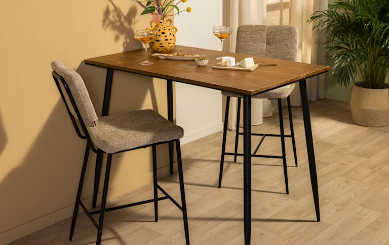 Bartafel met barkrukken