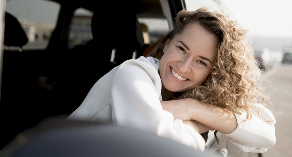 femme qui sourit en voiture