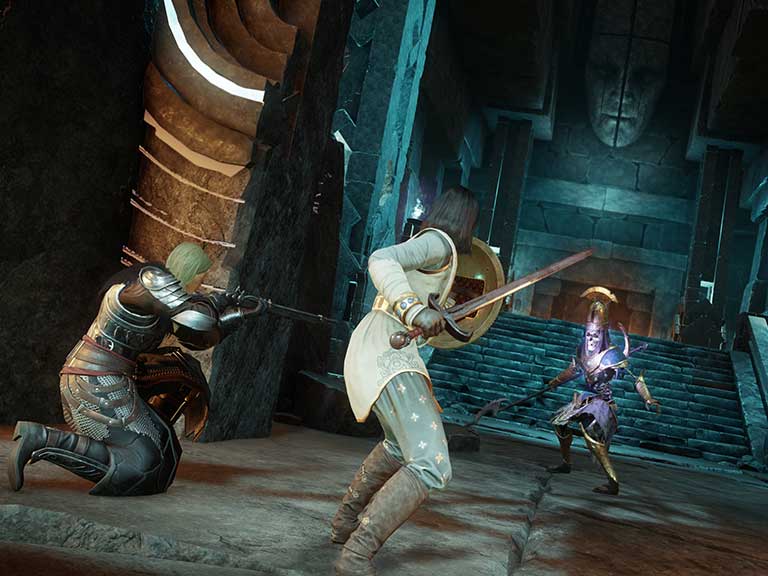 Dos aventureros con armaduras medianas y pesadas están frente a un guardián ancestral en un pasillo que resplandece en tonos de color azul.