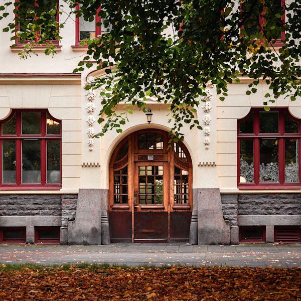 Moderna dörrstängare bevarar tidsypisk känsla i dörrmiljöer